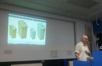 פרופ' לדני על רקע המצגת על הקופסאות הכחולות. צילום: חיה קול-אל אייכנראנד
